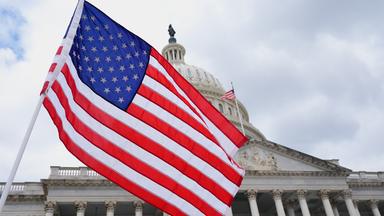 Vor dem Kapitol in Washington weht eine US-Flagge.