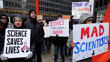 Wissenschaftler und Forscher protestieren in den USA gegen Kürzungen der Trump-Regierung