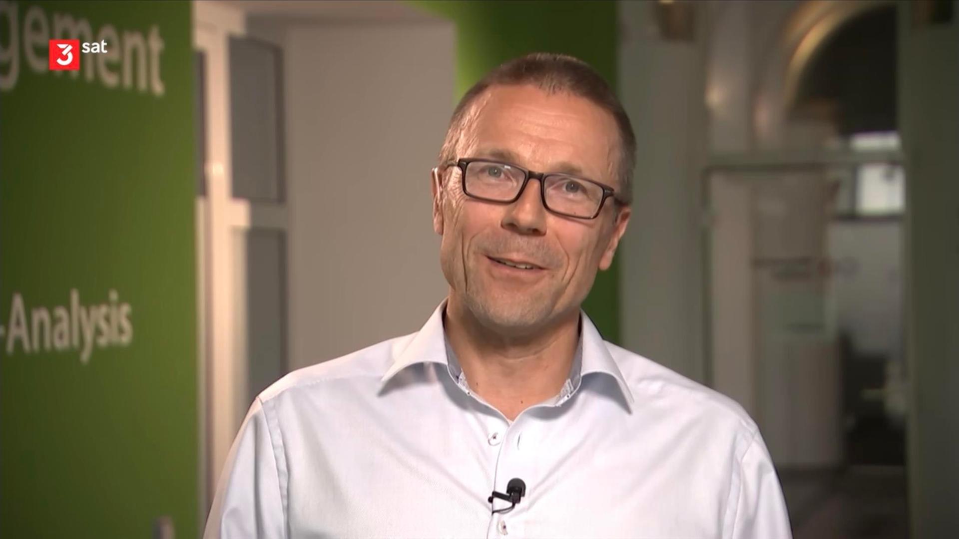Mann im Porträt als Studiogast