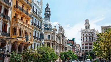 Straßenansicht mit bunten und reich verzierten Häusern