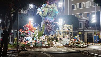 Eine Installation auf einer Straßenkreuzung.