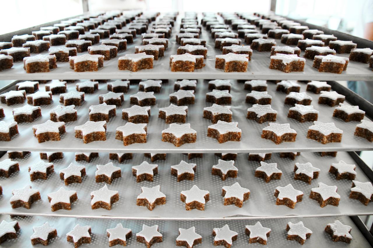 Zimtsterne am Blech, Bäckerei Guggenloch, Au, Schweiz.  