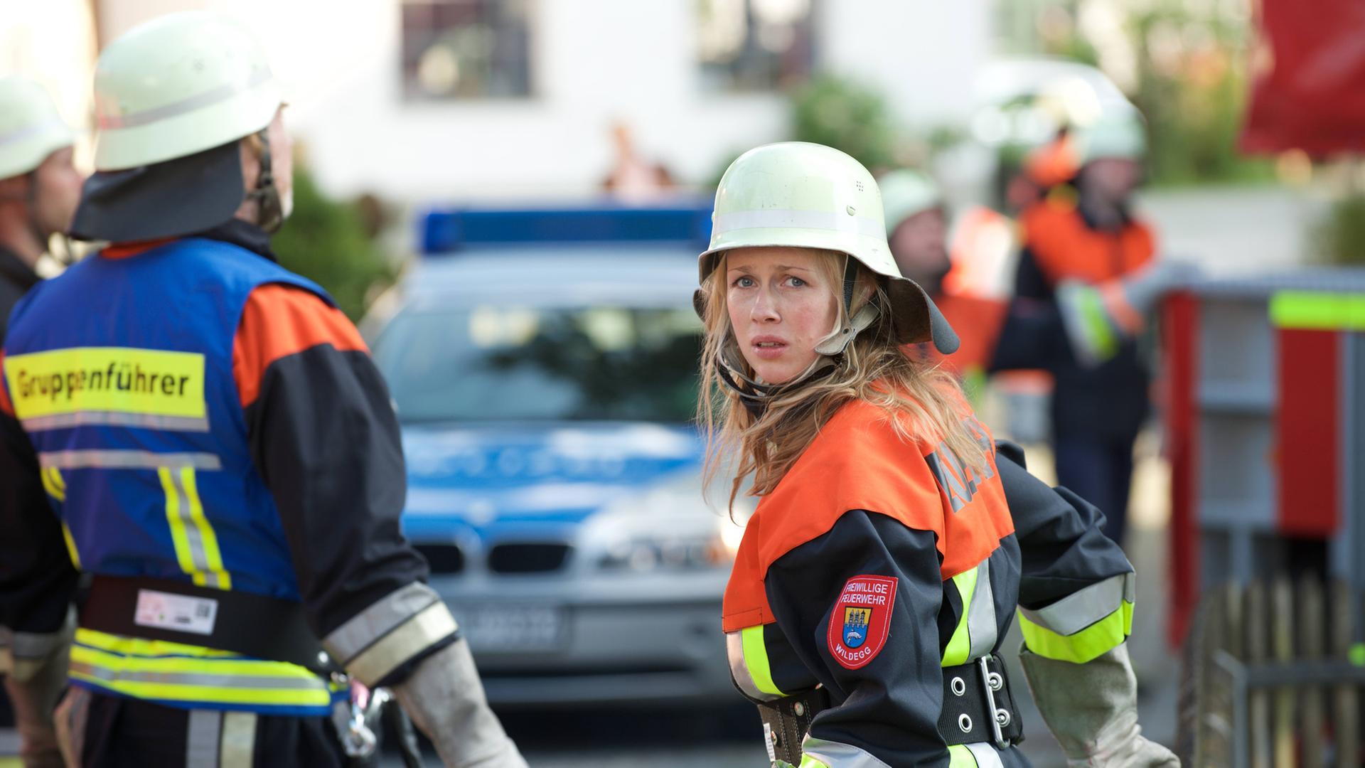 Marie fängt Feuer - Vater sein dagegen sehr": Marie (Christine Eixenberger) bei einem Einsatz mit der Freiwilligen Feuerwehr in Wildegg.