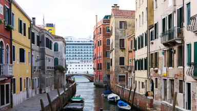 "Venedig, bedrohte Schönheit": Der Blick vom Kanal wird durch Kreuzfahrtschiffe verdeckt.