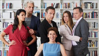 "Venus im vierten Haus": Gitti Kronlechner (Adele Neuhauser) sitzt im Verlagsbüro, um sie herum stehen Mediator Dr. Bechtelle (Jean-Yves Berteloot), ihr Ex-Mann Robert (Walter Sittler) und seine Freundin Lucia (Rosetta Pedone), ihr Sohn Jonas (Johannes Zirner) und dessen Verlobte Mona (Nathalie Schott).