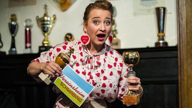 Frau mit Pokalen und Moderationskarte