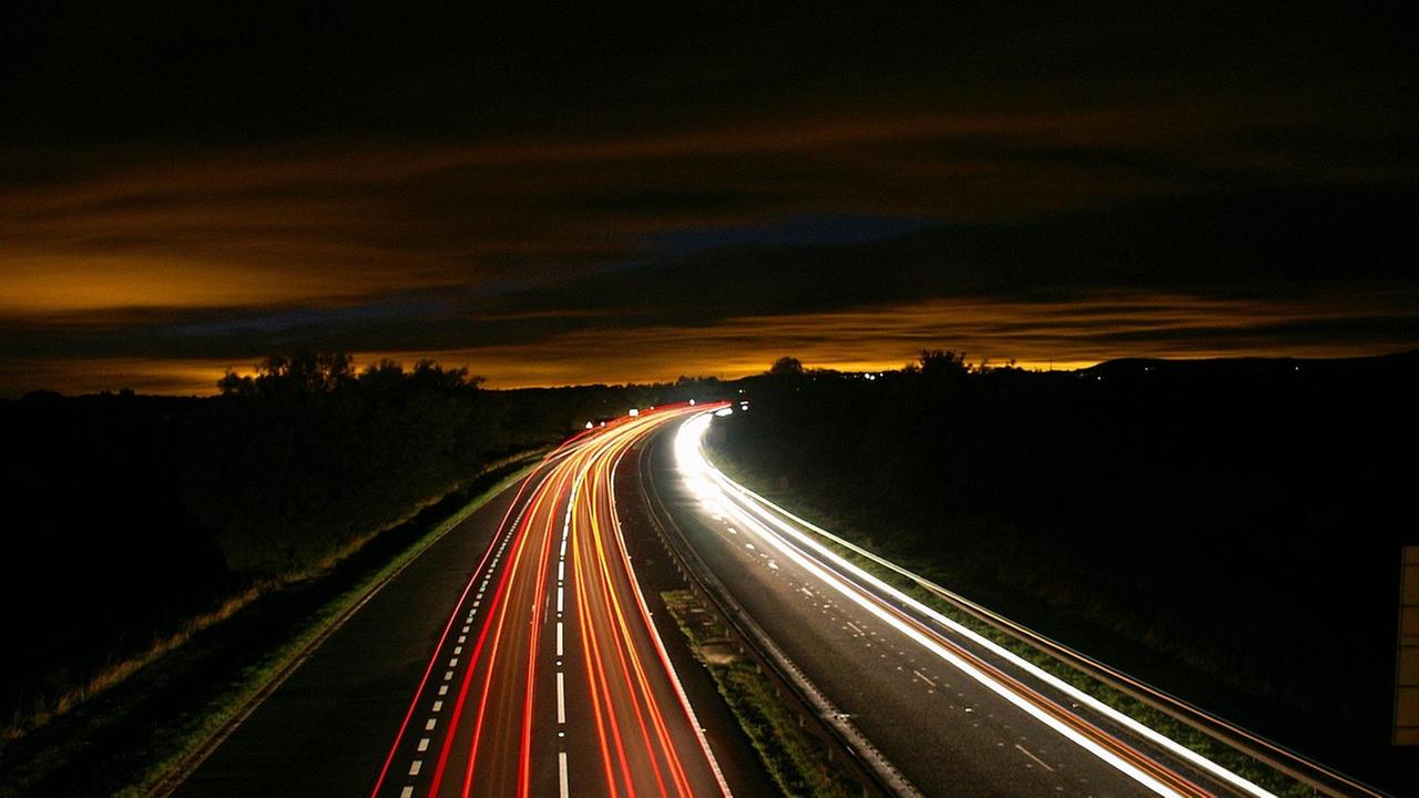 Leere Straße bei Nacht