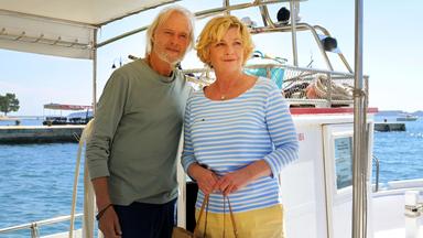 Ein älteres Paar auf einem kleinen Boot.