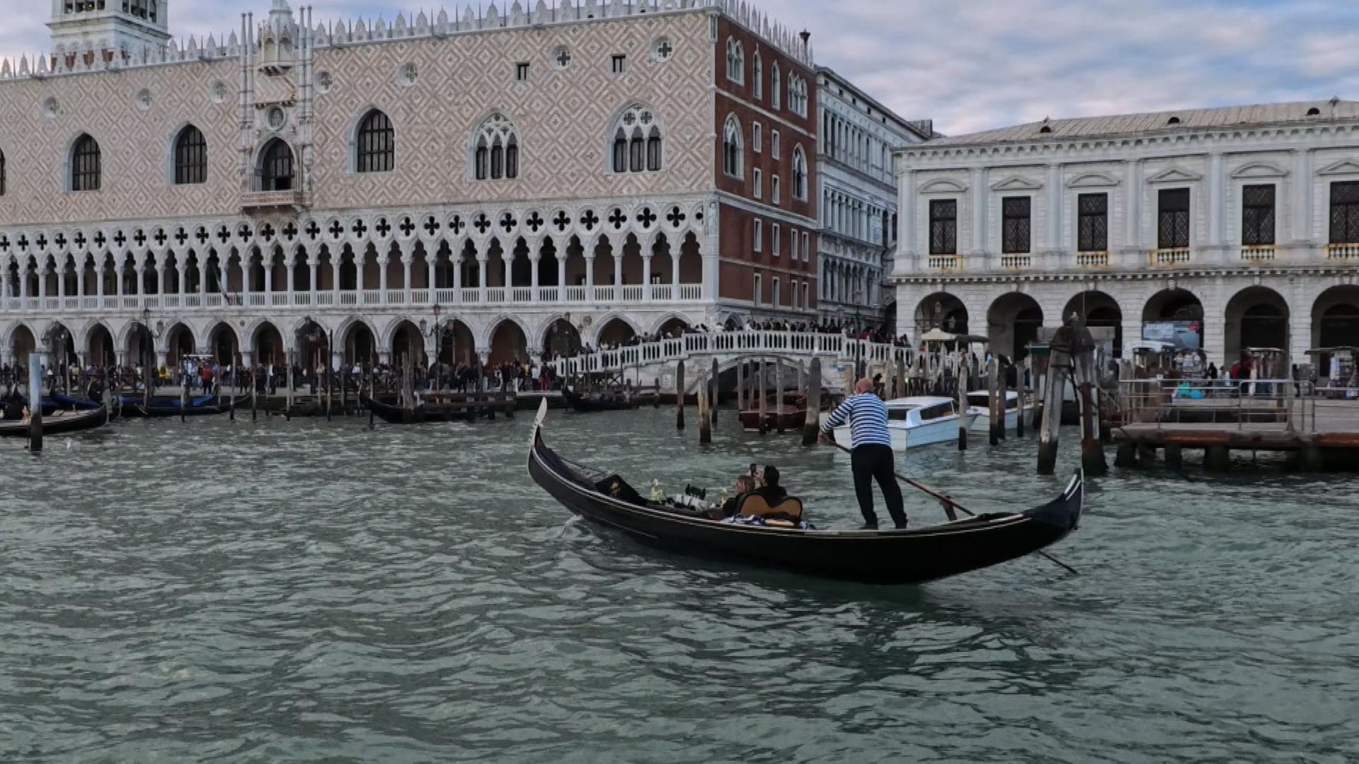 Gondeln vor dem Dogenpalast.