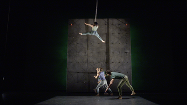 Vertikal - Mourad Merzoukis Tanz gegen die Schwerkraft