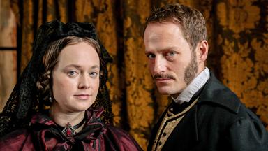 Paar in historischen Kostümen