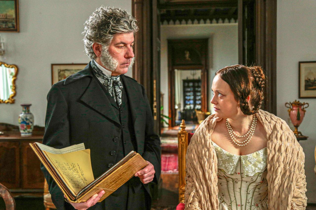 Mann und Frau in historischen Kostümen, Mann hält Schriftmappe