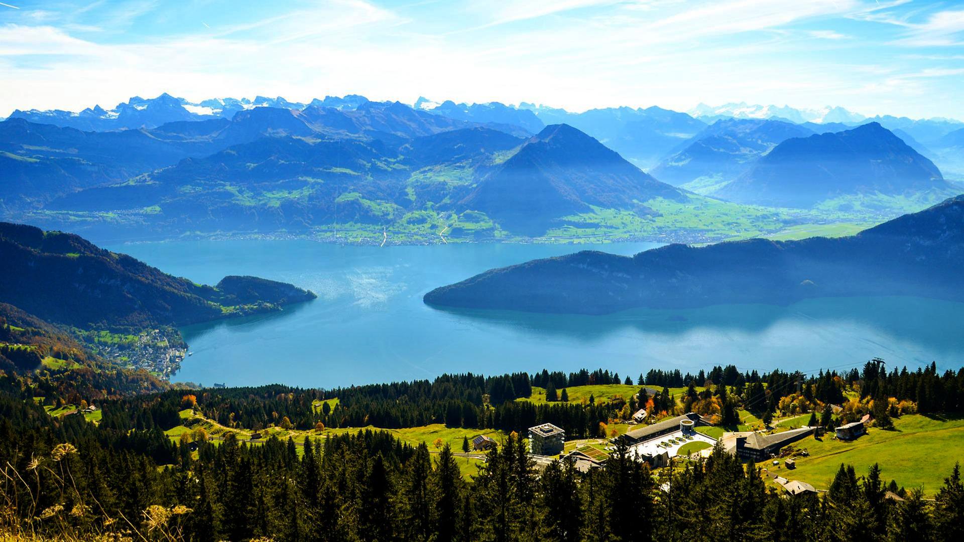 Der Vierwaldstättersee inmitten der Schweizer Alpen