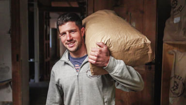 Ein Mann mit einem Mehlsack auf der Schulter