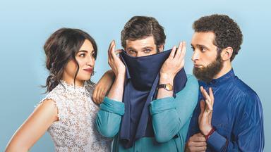 Leila und Armand tarnen Armand als verschleierte Frau, um Leilas strenggläubigen Bruder Mahmoud zu täuschen. Von links: Leila (Camélia Jordana), Armand (Félix Moati) und Mahmoud William Lebghil)