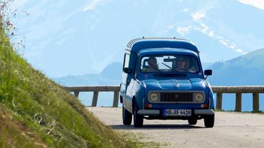 Ein Auto auf einer Bergstraße.