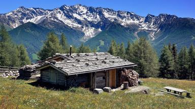 Berghütte mit Blick auf die Dureck-Gruppe im Ahrntal.