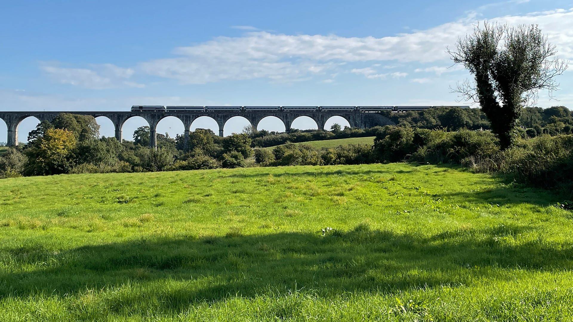 Hinter der Grenze erwartet den Zugfahrer ein weiteres Brücken-Highlight: das 400 Meter lange Craigmore Viadukt.