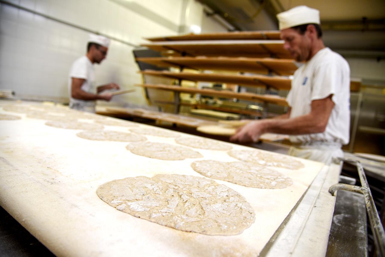 Beim Schütteln des Schüttelbrotes entsteht eine dünne Brotflade, die nach dem Backen völlig trocknet und lange aufbewahrt werden kann