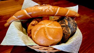 Frühstückskorb mit Backwaren.