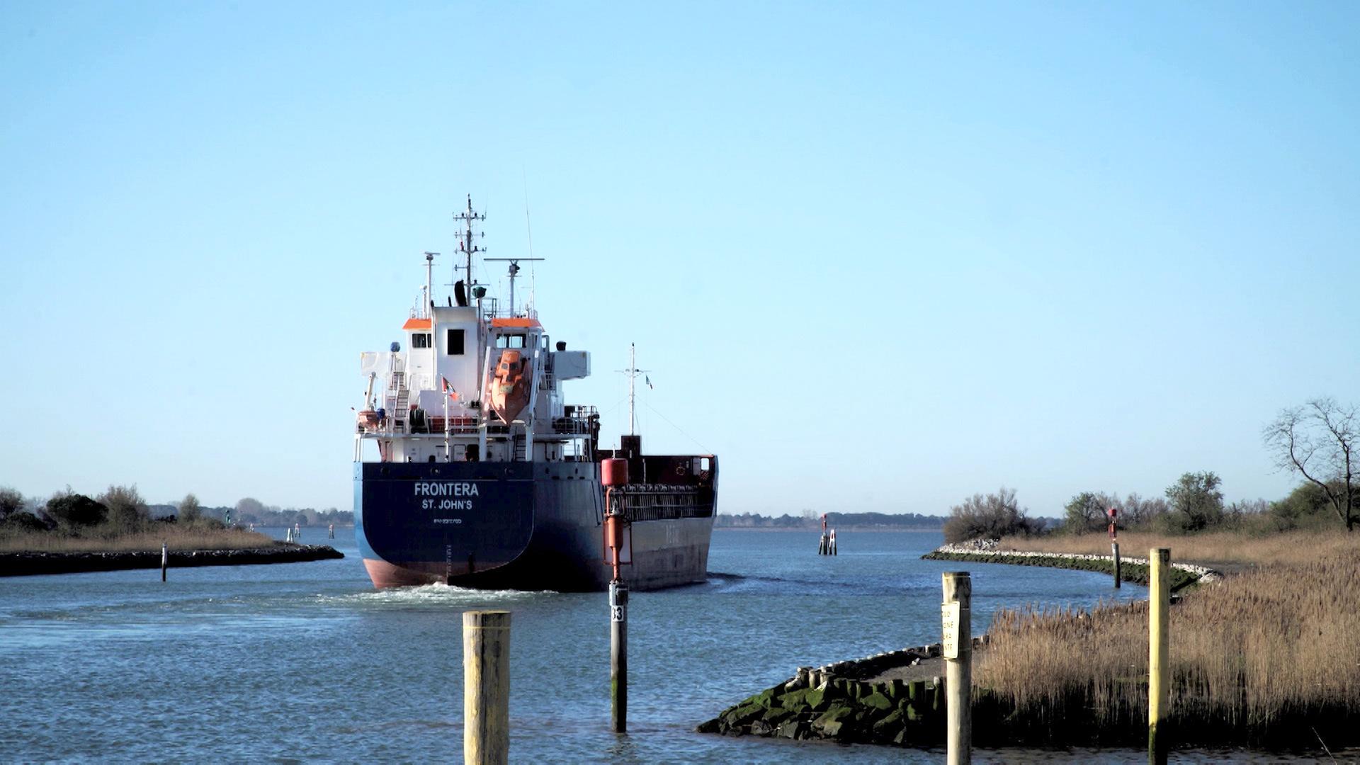 Ein Frachtschiff in der Lagune von Baseleghe