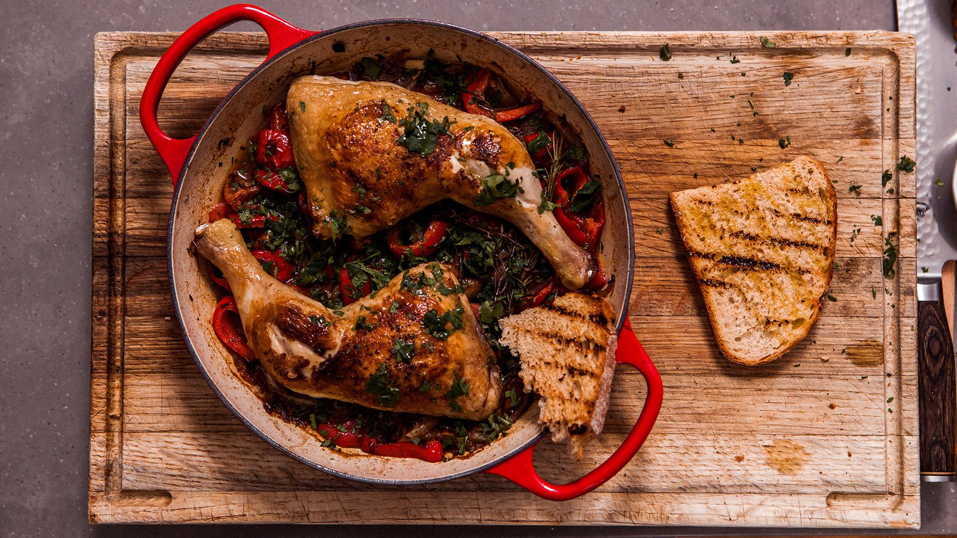 Ein lecker angerichtetes Brathähnchen in der Pfanne.