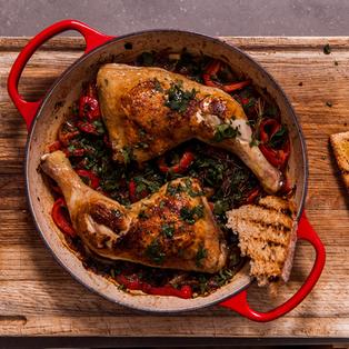 Ein lecker angerichtetes Brathähnchen in der Pfanne.