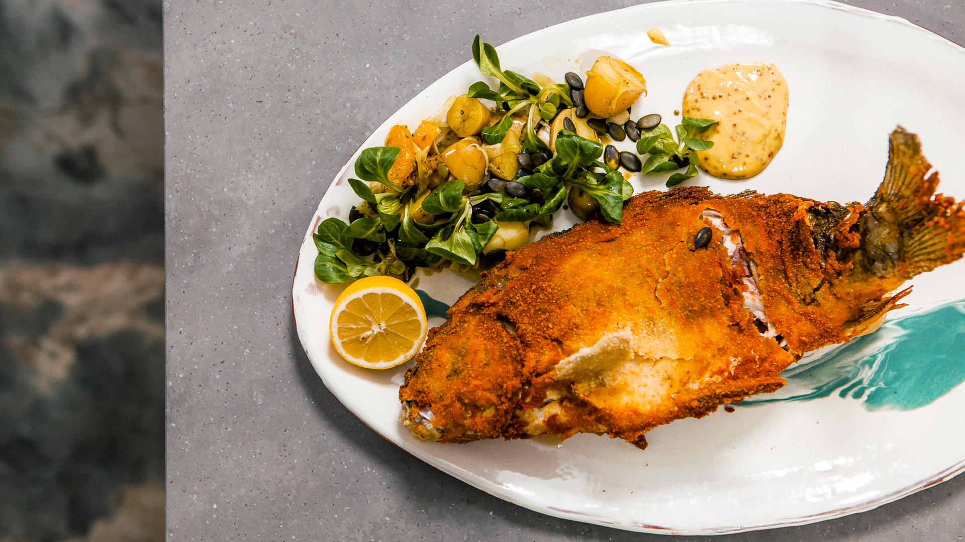 Frittierter Karpfen auf einem Teller.