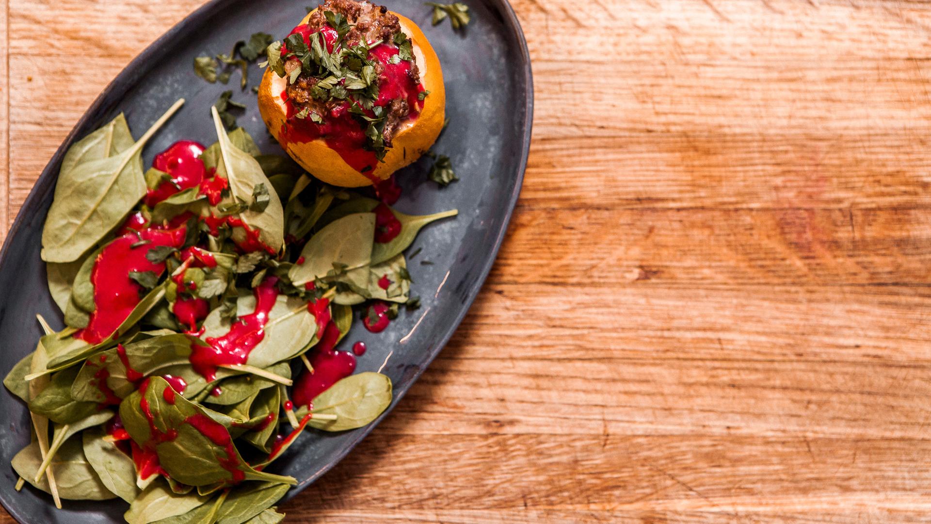 Mit einem Fleischpflanzerl aus Wildfleisch gefüllte Quitte 