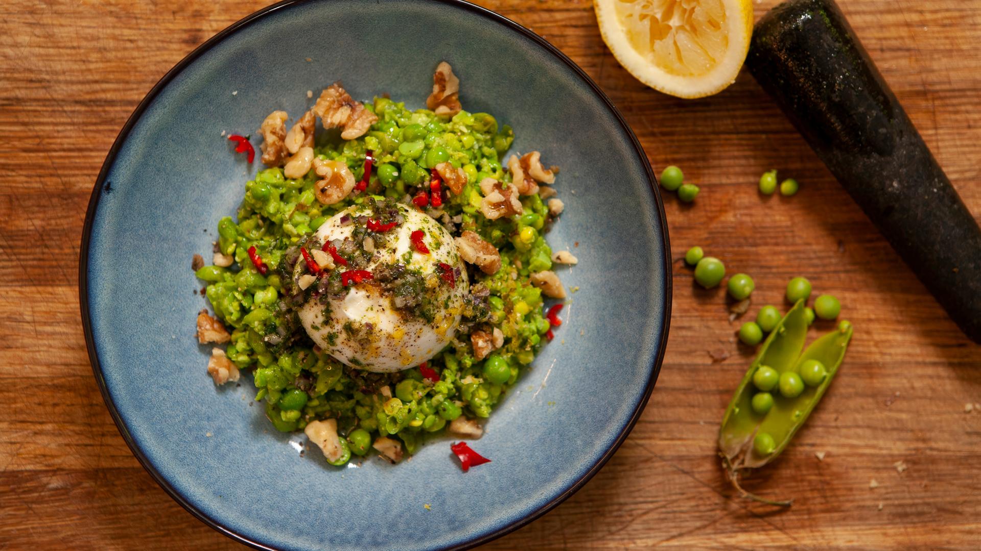 Angerichteter Erbsenstampf mit Burrata.