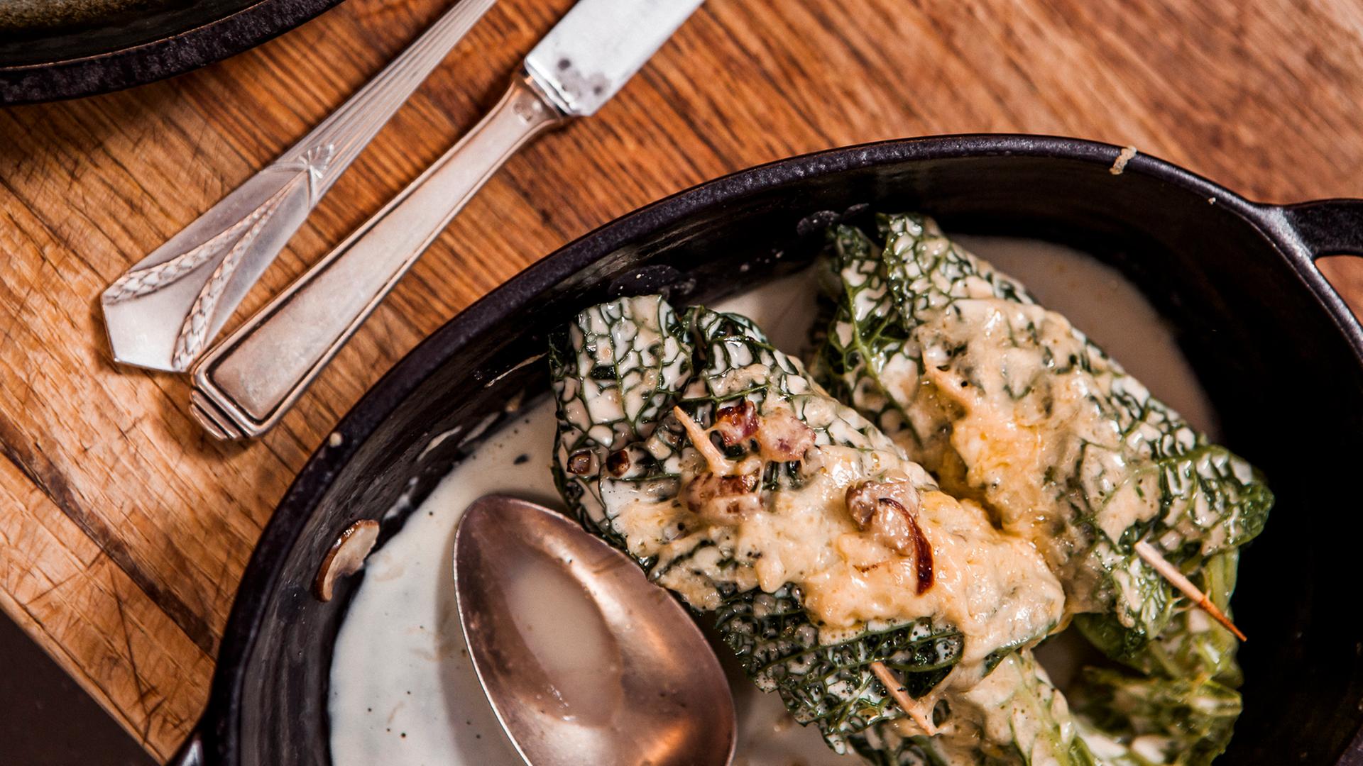 Krautwickerl mit Käse überbacken und serviert mit einer sahnigen Soße.