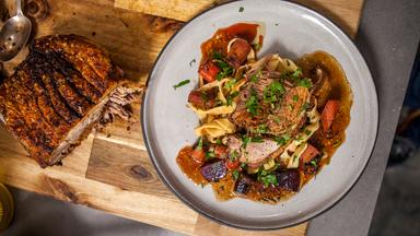 Ein knuspriges Schäufele mit Ofengemüse und selbstgemachten Nudeln.