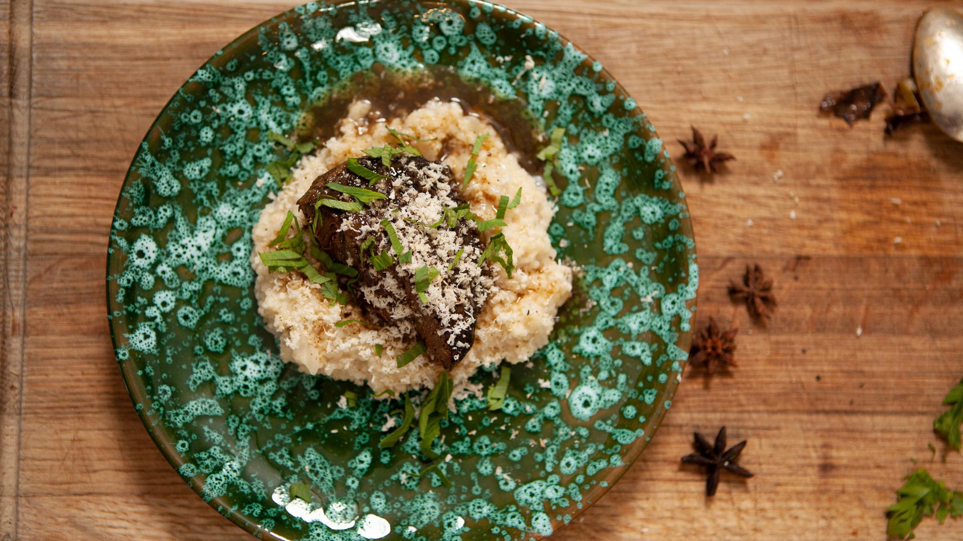 Ein angerichtetes Risotto auf einem Teller.