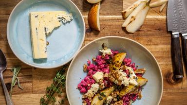 Rote-Bete-Spätzle mit Birnen und Blauschimmelkäse.