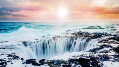 Aufsteigender Dampf über einem See zwischen zwei Bergen.