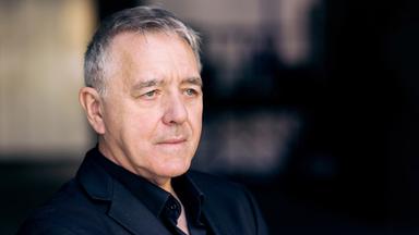 Ein Mann in schwarzer Kleidung.