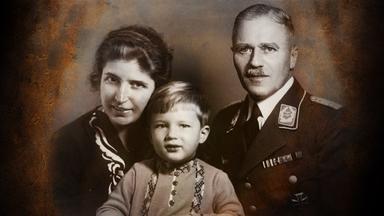 Ein Familienfoto aus den 1930er Jahren. Ein strahlender, gut frisierter kleiner Junge zwischen der herausgeputzten Mutter und dem Vater mit Schnurrbart und in Uniform.