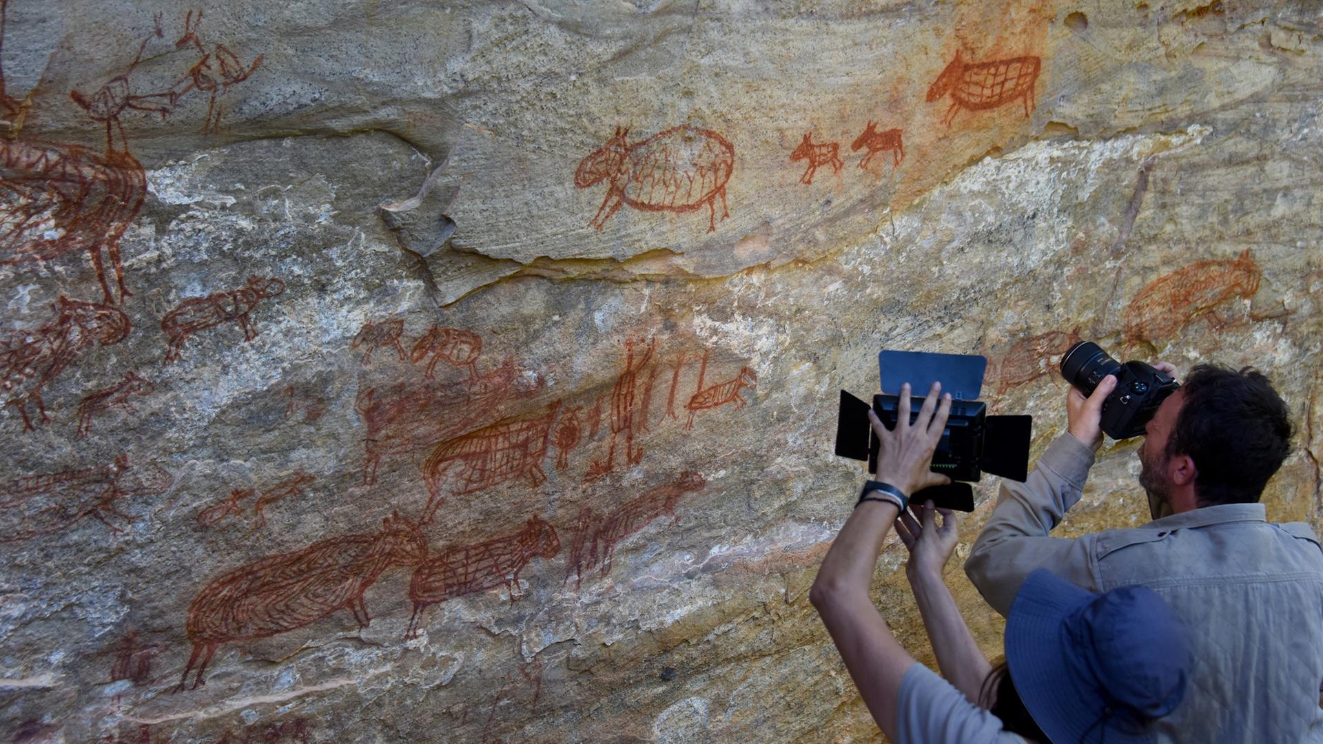 Wissenschaftler fotografieren Wandbilder in Brasilien.