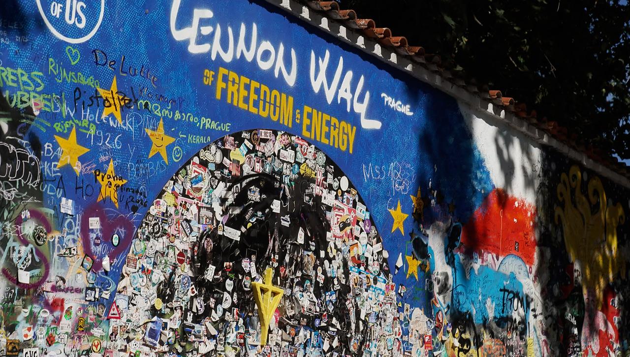 Eine blau bemalte Mauer mit vielen Beschriftungen