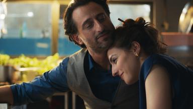 Ilyas (Serkan Kaya) und Yasemin (Seyneb Saleh) genießen den Moment, denn Yasemin hat gerade ihr Café eröffnet.