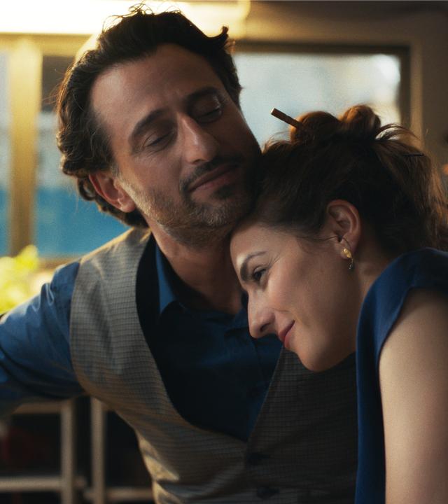 Ilyas (Serkan Kaya) und Yasemin (Seyneb Saleh) genießen den Moment, denn Yasemin hat gerade ihr Café eröffnet.