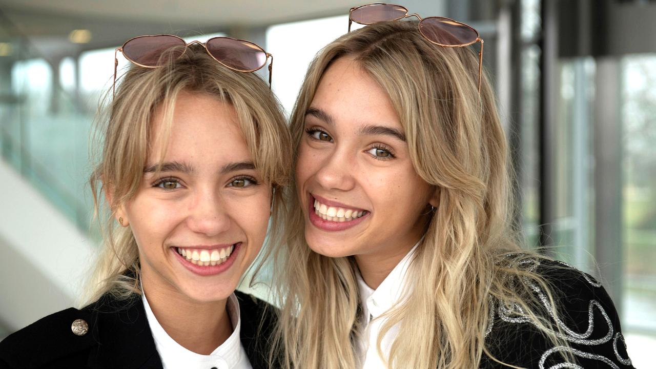 Zwei strahlende junge Frauen