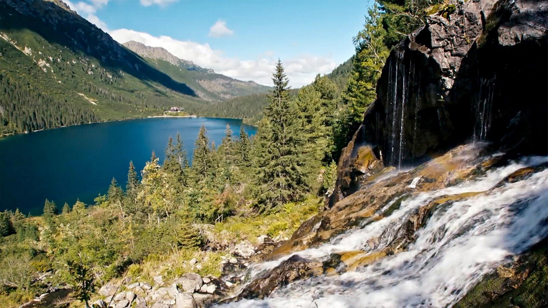 Ein Tatra-Bergsee von einer Anhöhe aus fotografiert