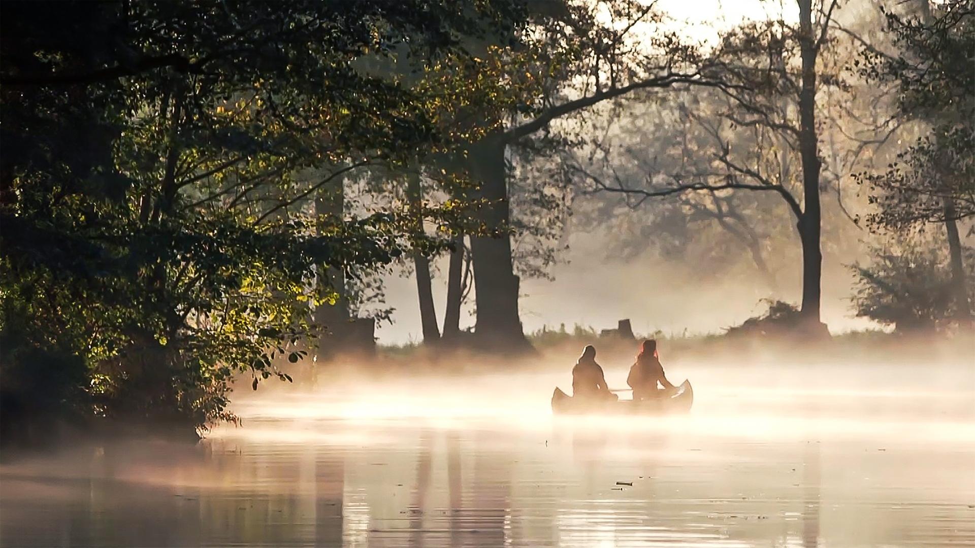 Ein Boot mit zwei Personen im See des Spreewaldes