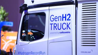 Nahaufnahme einer Fahrerkabine von einem Wasserstoff-Lkw von Mercedes-Benz "GenH2"