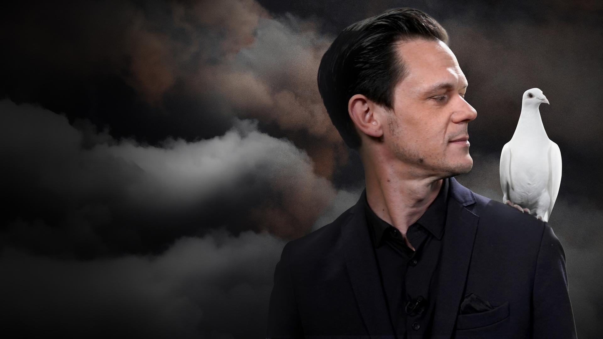 Moderator Jo Schück mit einer weißen Taube auf der Schulter