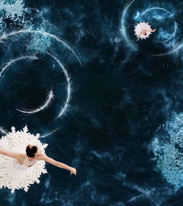 Ballettänzerinnen auf Eisfläche Kreise ziehend aus Vogelperspektive