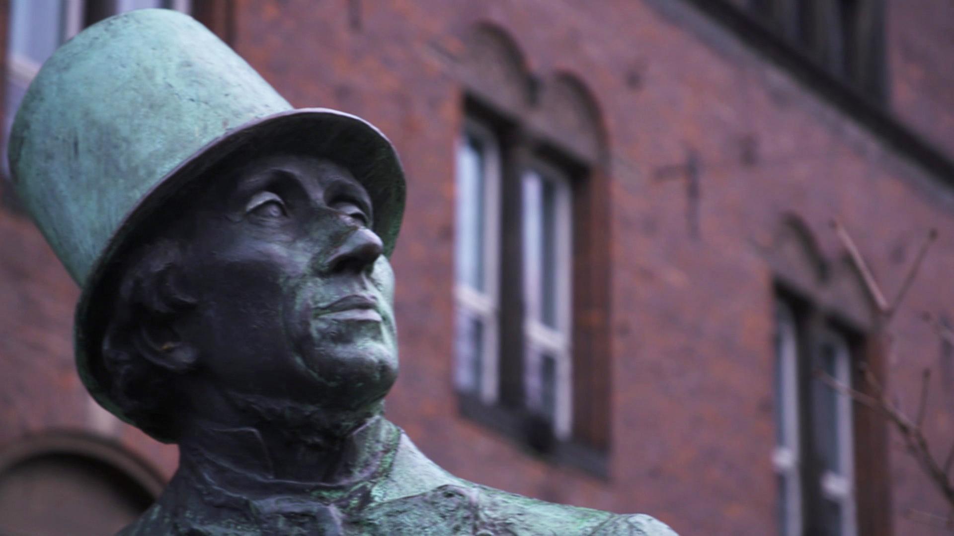 Ansicht des Kopfes einer Messingstatue.