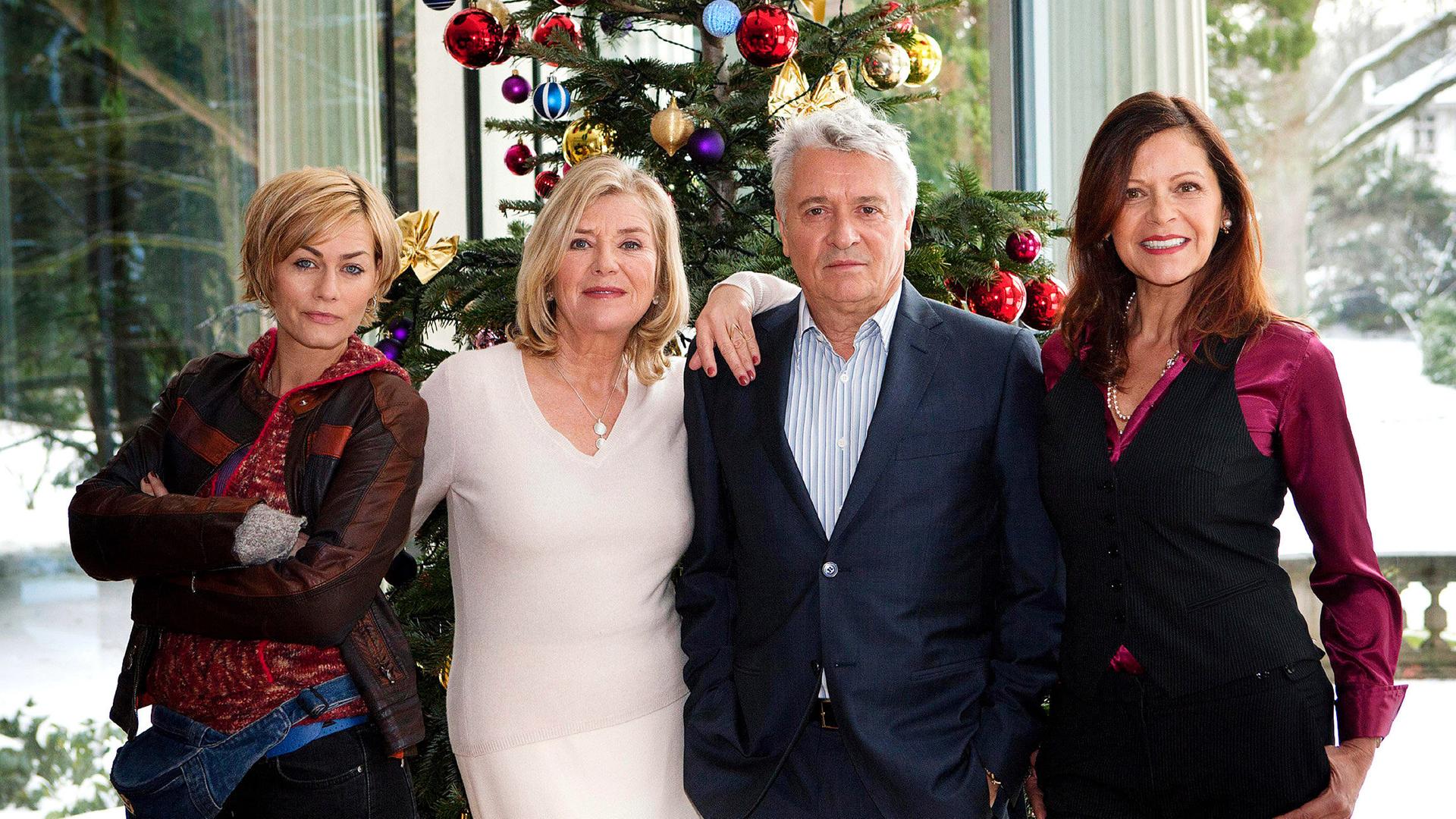 Von links: Ellie Pietschek (Gesine Cukrowski), Ramona Heyer (Angela Roy), Johanna (Jutta Speidel) und Ruprecht Welser (Henry Hübchen) vor dem Weihnachtsbaum