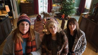 "Weihnachtstöchter": Katarina (Elena Uhlig), Regina (Gesine Cukrowski), Diana (Felicitas Woll) stehen im Wohnzimmer nebeneinander und schauen andächtig zum Portrait des gemeinsamen Vaters hoch.
